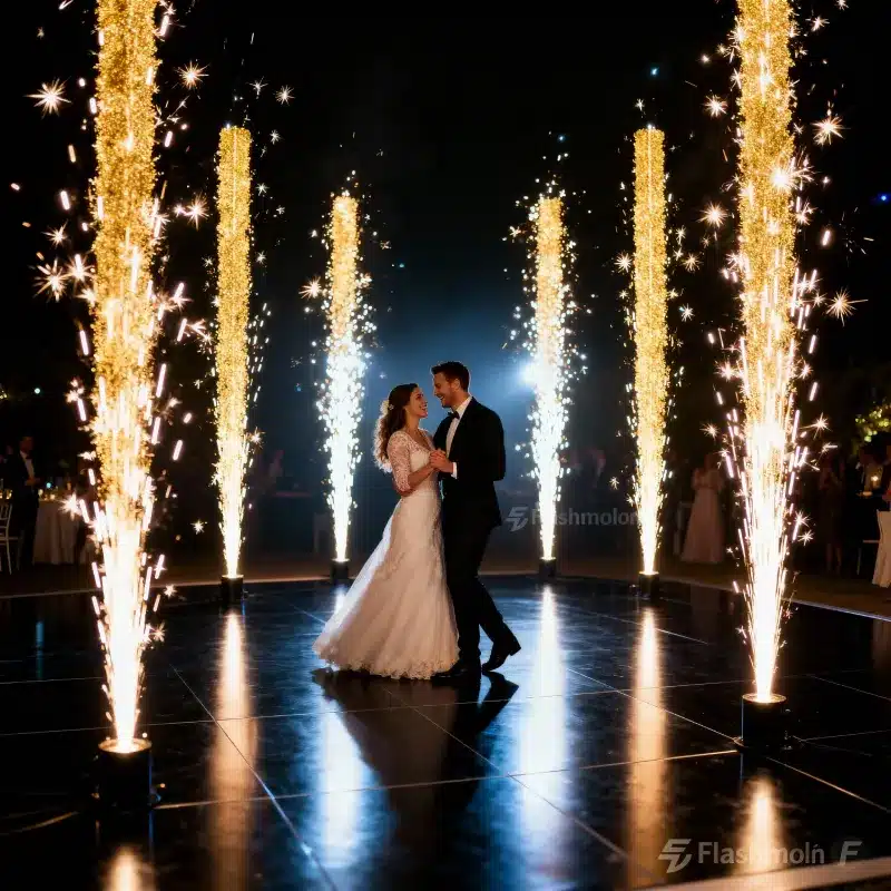 💰 Precio Fotomaton Bodas 2025 | Desde 495€ | Flashmolón 27 Novios en su primer baile de boda rodeados de fuegos artificiales fríos de interior.